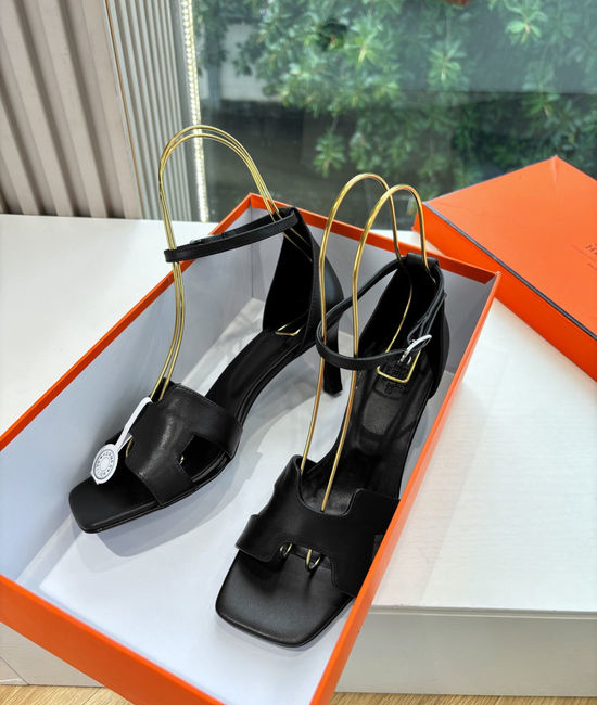 Hermes Classic Elegance: High-Quality Strappy Flats