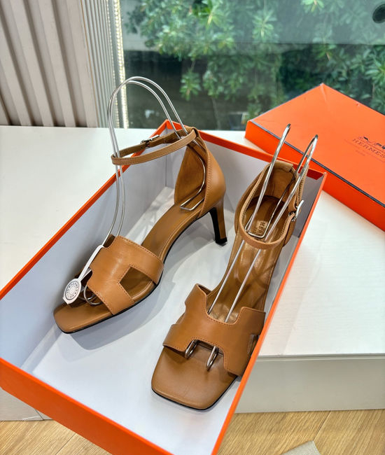 Hermes Classic Elegance: High-Quality Strappy Flats