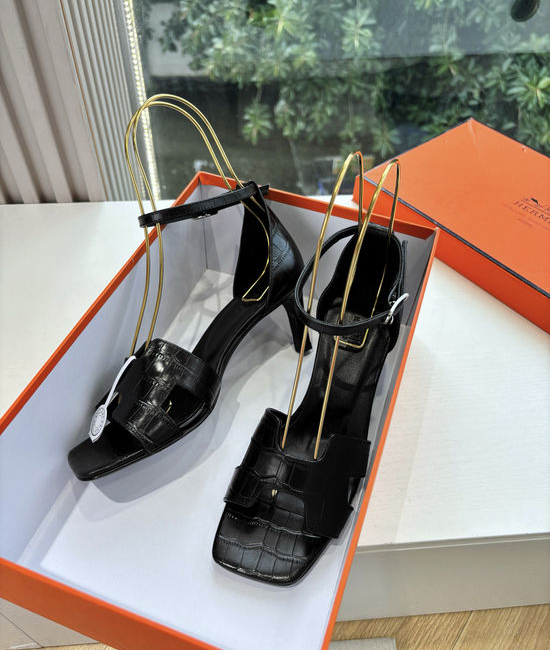 Hermes Classic Elegance: High-Quality Strappy Flats