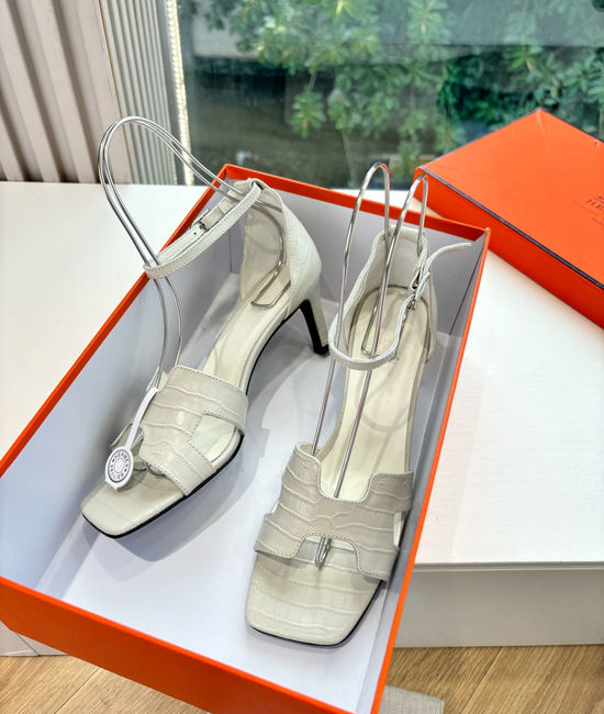 Hermes Classic Elegance: High-Quality Strappy Flats