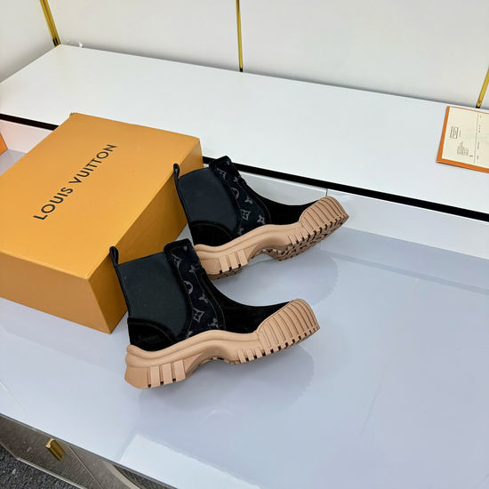 Louis Vuitton LV Premium Suede Leather Casual Shoes With Debossed Logo