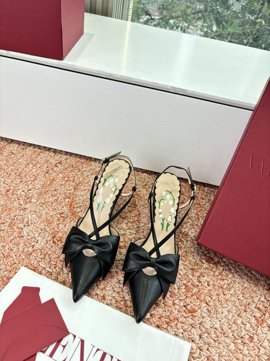 Valentino Classic Rivet Comfortable Leather Upper Elevating Casual Shoes
