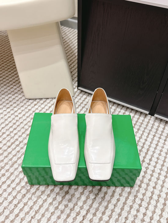 Bottega Veneta Shiny Leather Square Toe Mid Heel Shoes