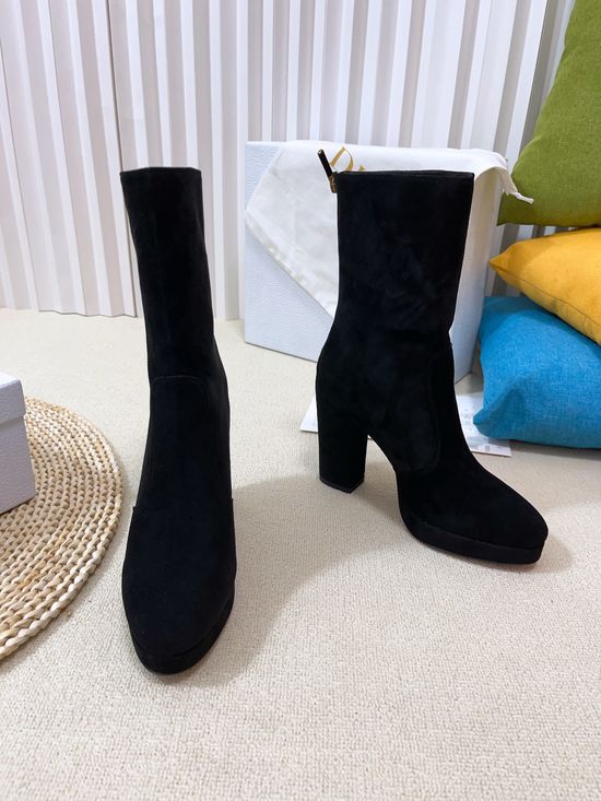 Christian Dior Elegant High-Heeled Boots with Classic Logo Buckle