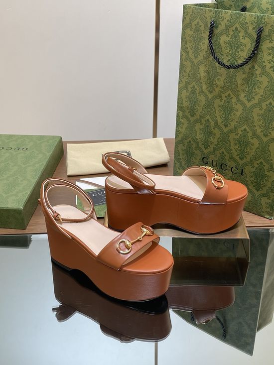 Gucci Grain Leather Buckle Decor Platform Heeled Sandals