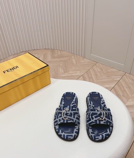 Fendi Classic Monogram Buckle Decor Premium Textured Casual Slides