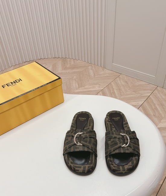 Fendi Classic Monogram Buckle Decor Premium Textured Casual Slides