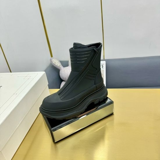 McQueen Vintage Leather Sneakers with Segmented Non-slip Soles
