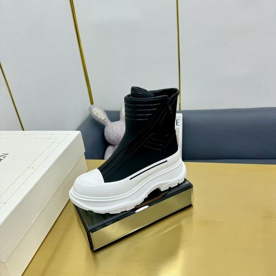 McQueen Vintage Leather Sneakers with Segmented Non-slip Soles