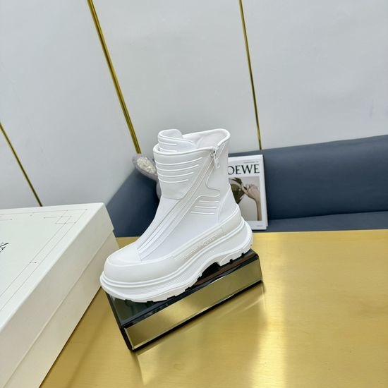 McQueen Vintage Leather Sneakers with Segmented Non-slip Soles