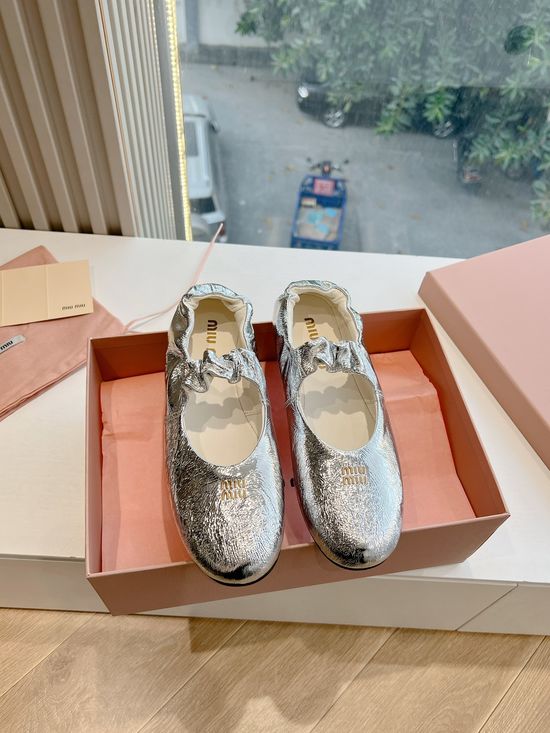 Miu Miu Elegant Round Toe Soft Leather Ballet Loafers