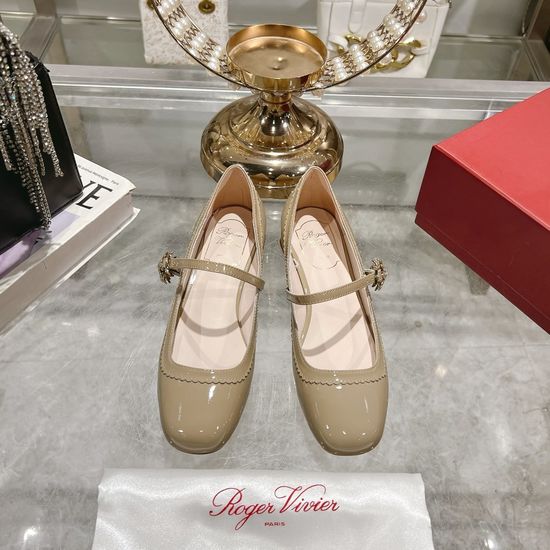 Roger Viver Low Heel Mary Jane Shoes with Daisy Decor Strap