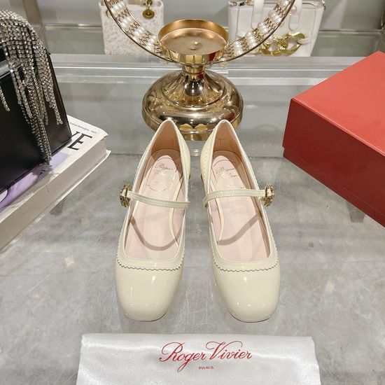 Roger Viver Low Heel Mary Jane Shoes with Daisy Decor Strap