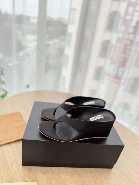 Alaia Comfortable Wedge Thong Sandals With Silk Upper