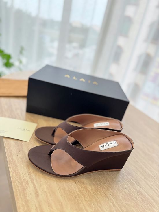 Alaia Comfortable Wedge Thong Sandals With Silk Upper