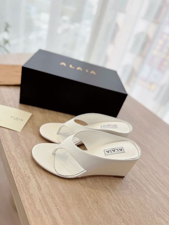 Alaia Comfortable Wedge Thong Sandals With Silk Upper