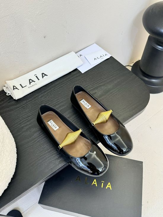 Alaia Curved Wedge Sandals Patent Leather Sheepskin Lining