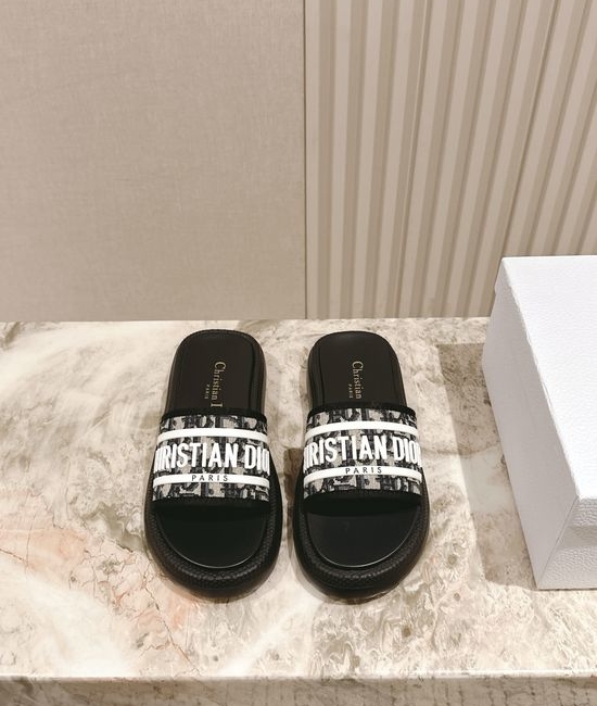 Christian Dior CD Embroidered Casual Slides with Lightweight Sole