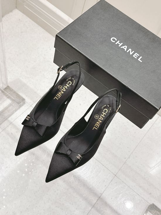 Chanel Chic Bow-Adorned Pointed-Toe Shoes with Painted Leather