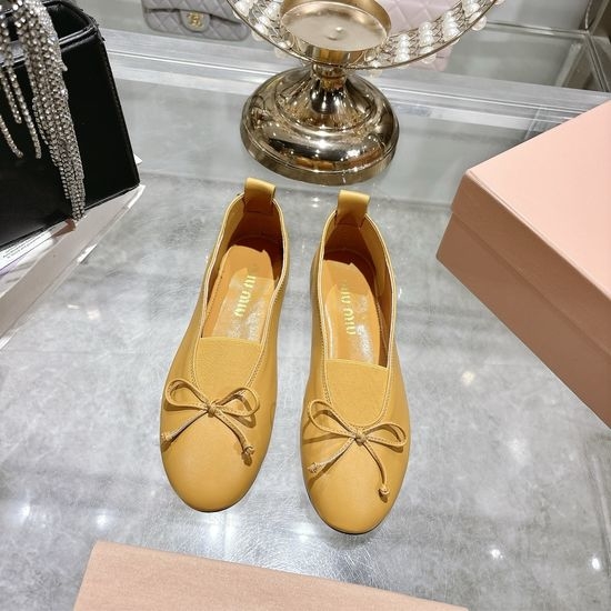 Miu Miu Bow Decor Leather Round Toe Block Heel Daily Pumps
