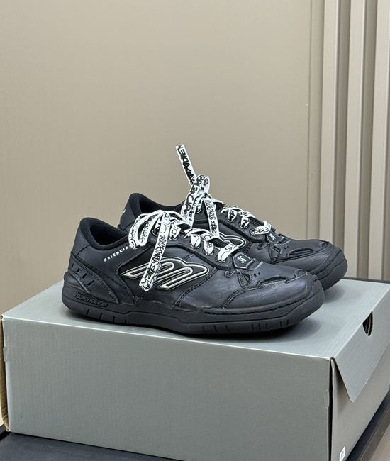 Balenciaga Vintage Distressed Leather Casual Sneakers With Retro Finish