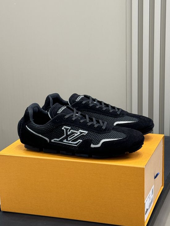 Louis Vuitton Breathable Lightweight Sneakers with Checkerboard Sole for Daily Use