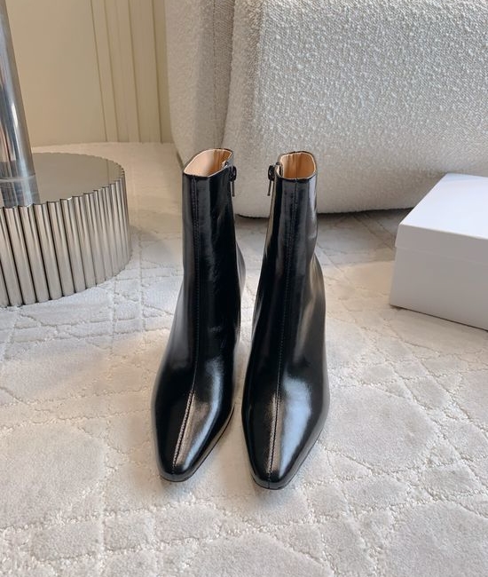 Fendi Classic Block Heel Ankle Boots Oil Wax Leather