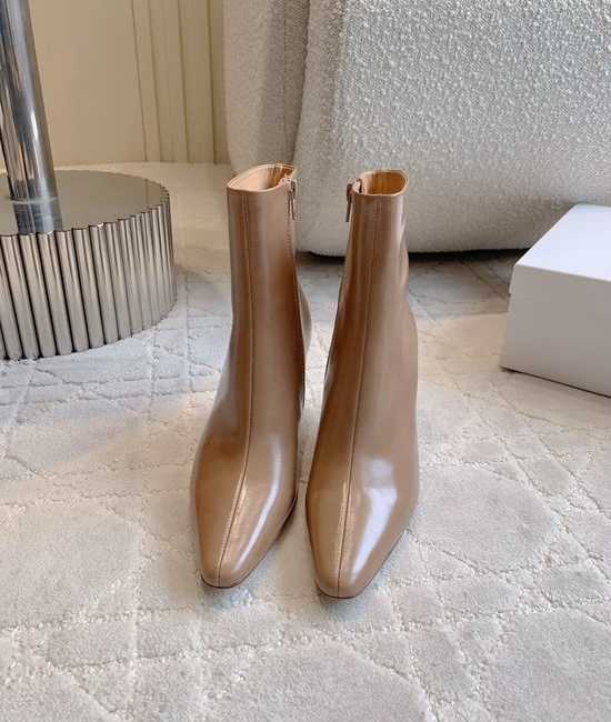 Fendi Classic Block Heel Ankle Boots Oil Wax Leather