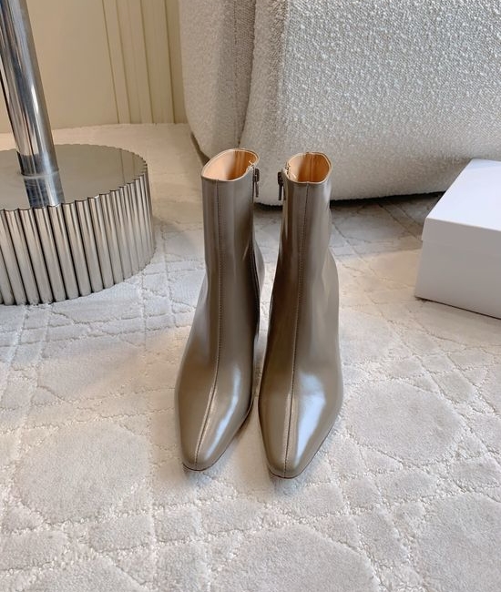 Fendi Classic Block Heel Ankle Boots Oil Wax Leather