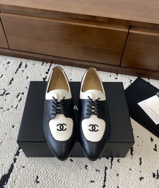 Chanel Pointed Toe Leather Flats with Retro Style Design