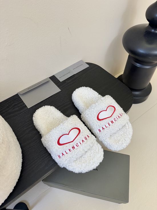 Balenciaga Plush Flat Slippers Embroidery Detail Soft Cozy