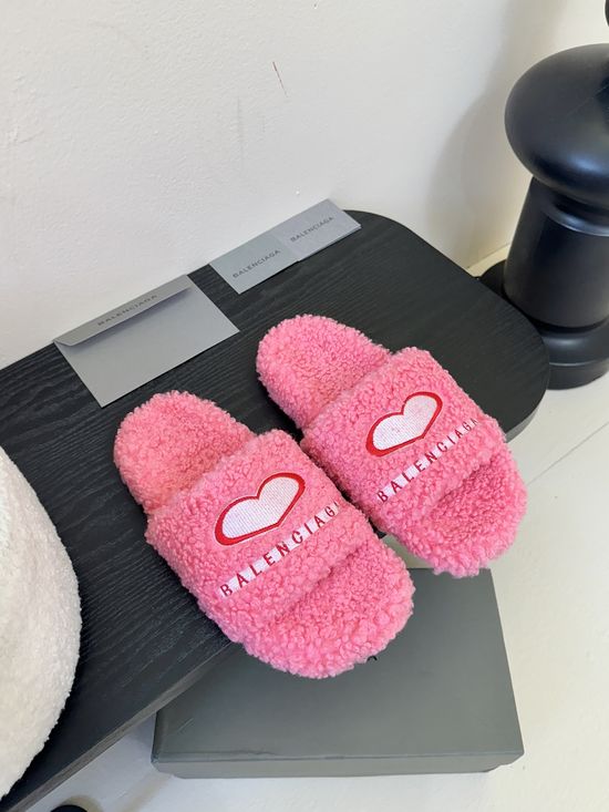 Balenciaga Plush Flat Slippers Embroidery Detail Soft Cozy
