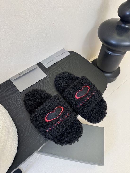 Balenciaga Plush Flat Slippers Embroidery Detail Soft Cozy