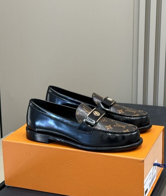Louis Vuitton LV Classic Pattern Leather Loafers With Comfortable Low Heel