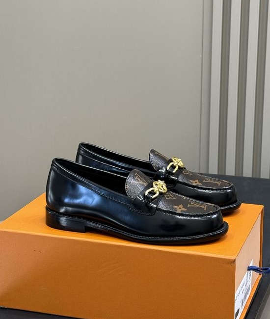 Louis Vuitton LV Classic Pattern Leather Loafers With Comfortable Low Heel