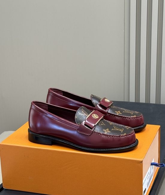 Louis Vuitton LV Classic Pattern Leather Loafers With Comfortable Low Heel