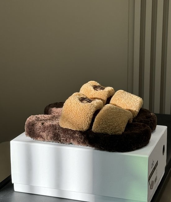 Alo Shearling Lined Slippers With Non Slip Thick Sole