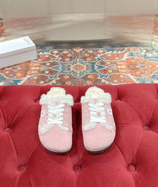 Loewe Soft Furry Slippers with Cushioning and Foot Support