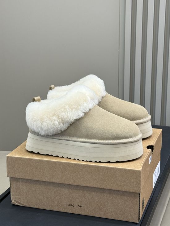 UGG Thick Sole Soft Sheepskin Warm Fuzzy Boots