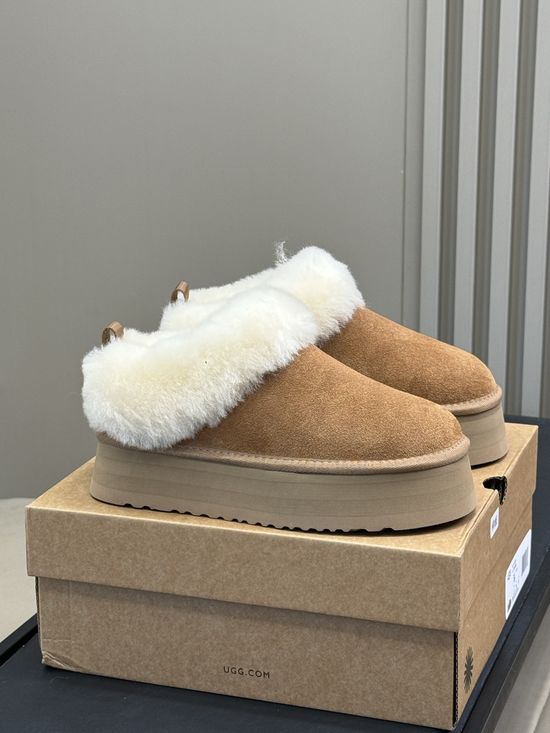 UGG Thick Sole Soft Sheepskin Warm Fuzzy Boots
