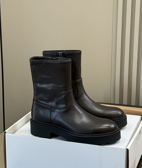 The Row Minimalist Leather Chelsea Ankle Boots With High Quality