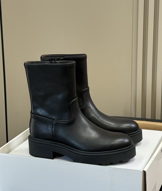 The Row Minimalist Leather Chelsea Ankle Boots With High Quality