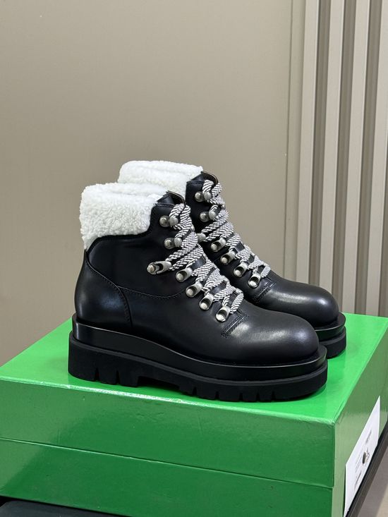 Bottega Veneta Suede Lace-up Ankle Boots Soft and Warm for Cold Weather