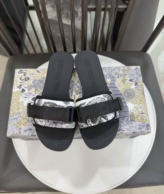 Christian Dior CD Embroidered Tiger Pattern Hook Loop Beach Slides
