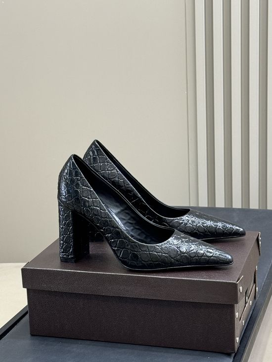 Alaia Elegant Crocodile Embossed Chunky Heel Pumps