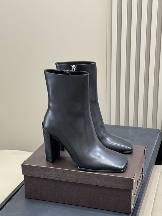 Alaia Elegant Square Toe Leather Short Boots