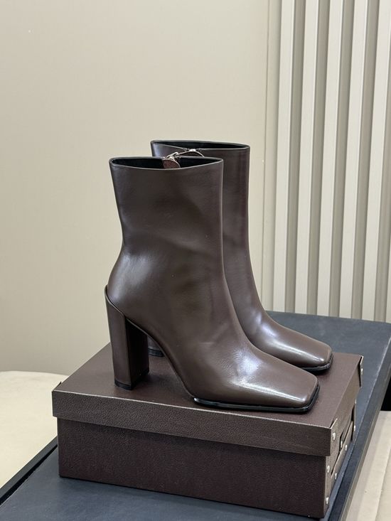 Alaia Elegant Square Toe Leather Short Boots