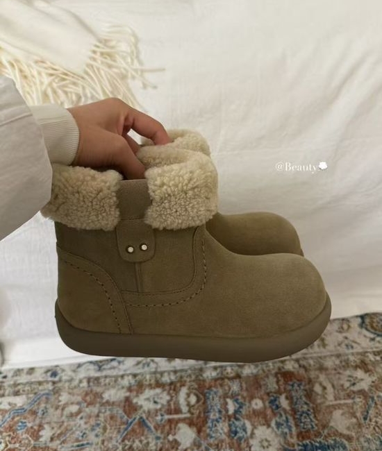 UGG Cloud-Like Shearling Boots with Vintage Double-Buckle
