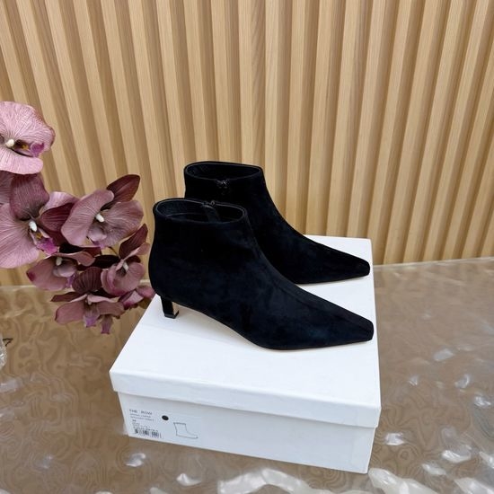 Gucci Pointed Toe Kitten Heel Ankle Boots With Stretch Upper