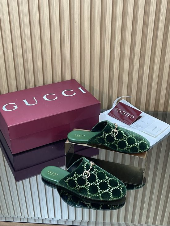Gucci Elegant Crystal-Embellished Loafer with Heritage Charm